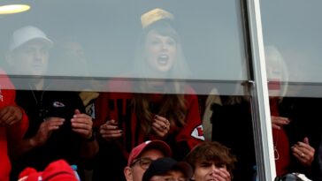 Taylor Swift à Kansas City – encore une fois – pour encourager Travis Kelce au match Chiefs-Bills