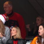 Taylor Swift encourage Travis Kelce lors du match des Chiefs de Kansas City contre les Patriots de la Nouvelle-Angleterre
