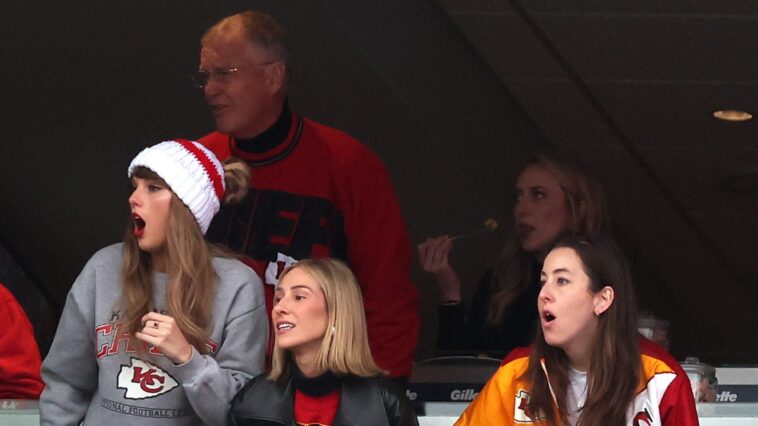 Taylor Swift encourage Travis Kelce lors du match des Chiefs de Kansas City contre les Patriots de la Nouvelle-Angleterre