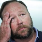 Alex Jones fait une offre modeste aux familles de Sandy Hook : 55 millions de dollars sur une décennie Alex Jones fait une offre modeste aux familles de Sandy Hook : 55 millions de dollars sur une décennie