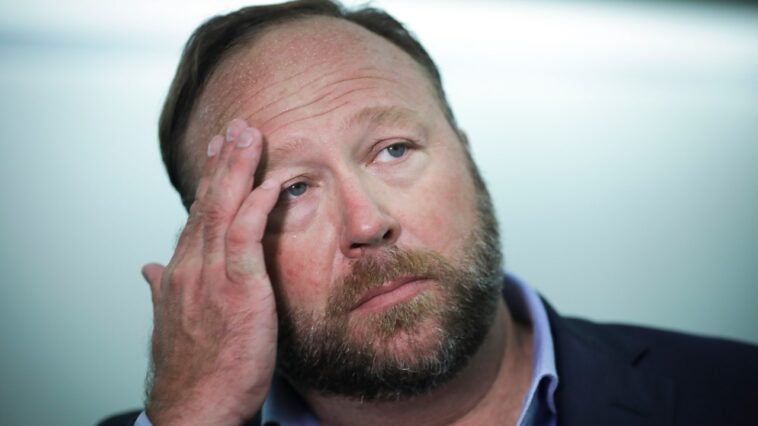 Alex Jones fait une offre modeste aux familles de Sandy Hook : 55 millions de dollars sur une décennie