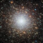 Antiquité cosmique : les anciennes étoiles de NGC 2210 exposées par Hubble