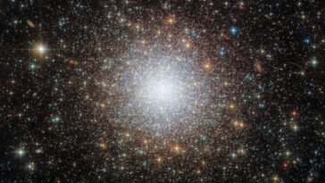 Antiquité cosmique : les anciennes étoiles de NGC 2210 exposées par Hubble