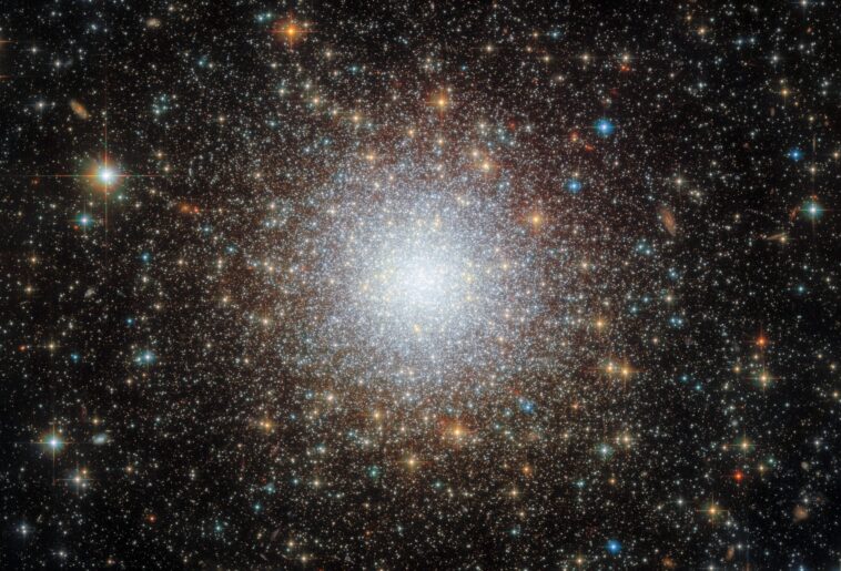 Antiquité cosmique : les anciennes étoiles de NGC 2210 exposées par Hubble