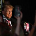 Avec un sourire et un sourire narquois, Donald Trump répète son commentaire de « dictateur » Avec un sourire et un sourire narquois, Donald Trump répète son commentaire de « dictateur »