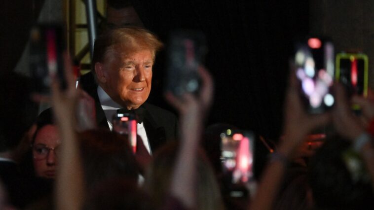 Avec un sourire et un sourire narquois, Donald Trump répète son commentaire de « dictateur »