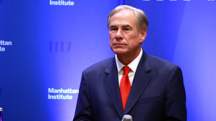 Greg Abbott envoie un avion de migrants à Chicago alors qu'il accélère son coup à la frontière