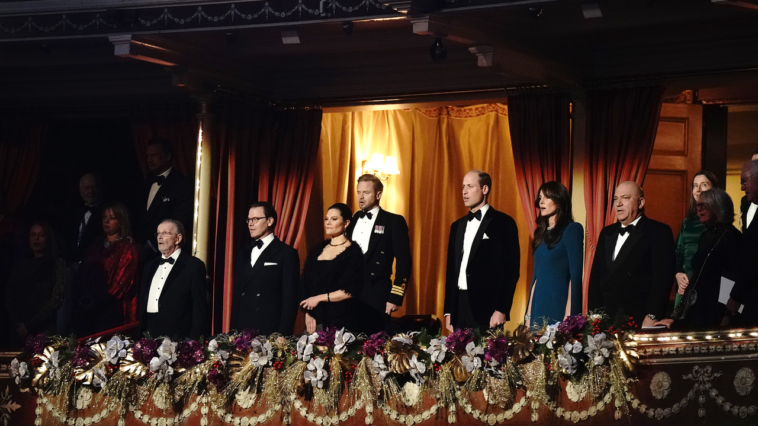Kate Middleton et le prince William ont amené la princesse héritière Victoria et le prince Daniel au spectacle Royal Variety Kate Middleton et le prince William ont amené la princesse héritière Victoria et le prince Daniel au spectacle Royal Variety