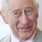 La cravate au drapeau grec du roi Charles dévoile un peu la logique derrière ses choix de cravate La cravate au drapeau grec du roi Charles dévoile un peu la logique derrière ses choix de cravate