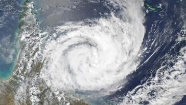La fureur du cyclone Jasper : de la catégorie 4 rugissante aux portes du Queensland