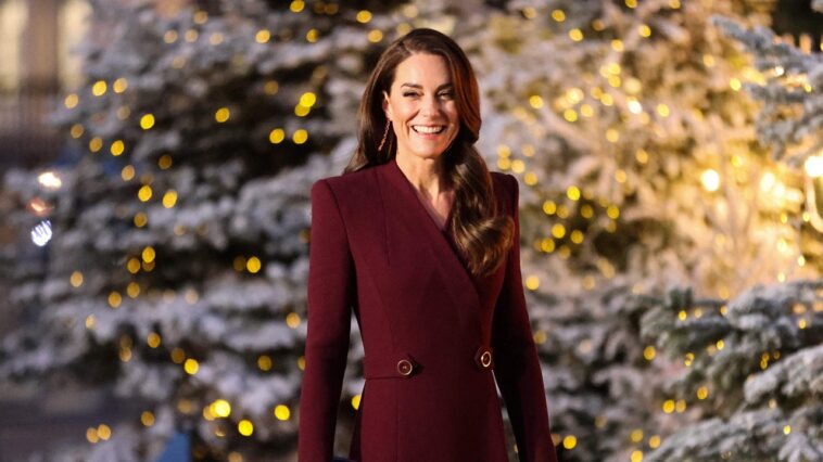 La tenue de Kate Middleton canalise un Noël blanc dans la photo du concert de New Carol