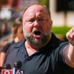 « Le peuple a parlé » : Elon Musk rétablit le compte du conspirateur Alex Jones sur X après un sondage des utilisateurs