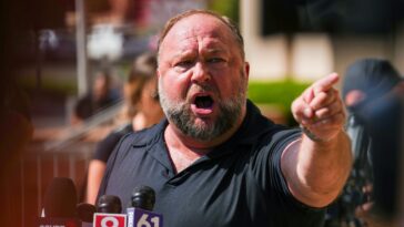 « Le peuple a parlé » : Elon Musk rétablit le compte du conspirateur Alex Jones sur X après un sondage des utilisateurs