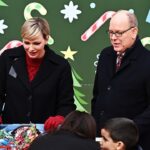 Le prince Albert et la princesse Charlène de Monaco accueillent les enfants à la fête de Noël du palais
