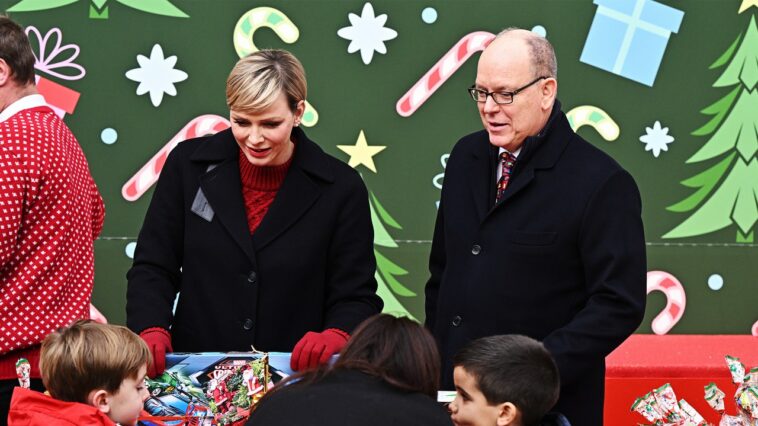 Le prince Albert et la princesse Charlène de Monaco accueillent les enfants à la fête de Noël du palais