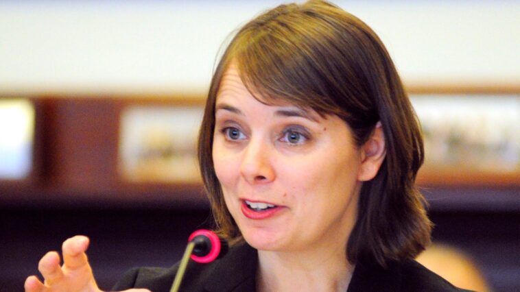 Le secrétaire d'État du Maine défend la décision du scrutin de Trump au milieu des menaces et des critiques