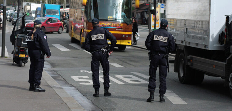 Paris police in 2008; modified; cc Flickr Roman Lashkin, https://flickr.com/photos/lashkin/2514003212/in/photolist-2gPcVdC-621Fcx-4Q9VyY-fEbncV-8HXysq-B7VEQr-Aqyxo-2nqPqGL-6BPkFE-fHaLmn-8oKPCJ-2ksVrJV-288LjE7-2kxddmW-2kbtwZs-2jpt2ez-2kbtxbE-7fDa7Y-2kxddnn-2ksRhuX-2kbpjfJ-2kbt561-6dGy5F-fEboc8-8YBCzs-2kbpjrf-2ksRhx2-ANLhA-H6EzVB-2kxddnC-2kbpjwA-2otbJ1C-2ksV2pm-avgnYd-2kxddnN-2ksV2p6-2ksRhu6-2kbpjjb-7YWWnL-2ksVrNs-2kxgSEr-2ksVrJj-AaYrWd-2kxhtq9-2ksRhtu-E9seos-Q4JZz-qyyy1g-7YTHBt
