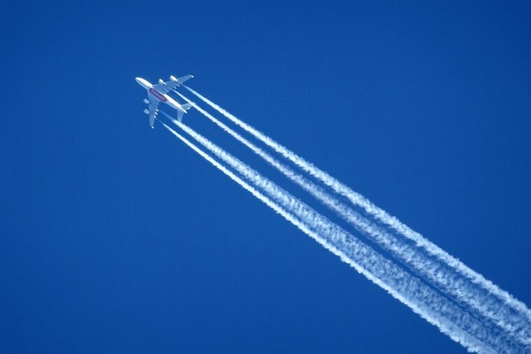 Les High Flyers passent au vert : étude pionnière de la NASA sur les traînées d'avions et le carburant durable Airplane Contrails