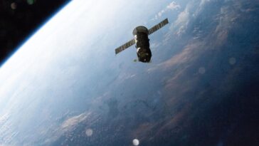Les astronautes de l'ISS se plongent dans la robotique, la physique et la biologie spatiale en attendant une cargaison