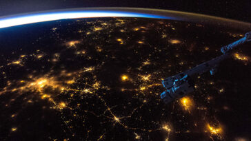 cc Alexander Gerst, modified, https://flickr.com/photos/astro_alex/45343706875/in/photolist-2c5Smiz-GTZRew-avgZqq-TBNvgd-2hmCmmk-KZnnUL-TUrChQ-qGU5D9-p1BsXj-ks7YL-6JBW9o-8rrc4G-bdvzHz-bduzJi-2o7tmoA-bduJfk-nJW615-fN2Mz8-aYgfUB-bdvbgc-i1PsBR-ooCPCr-9rf2wt-9rf2xk-55cFAp-RweWBk-2iVo3JB-asN24C-6KXVrc-GMLEFa-qK4MVE-yTyCDJ-KZSrnw-6qbzJM-4TvJd9-bduqgk-9k9R3R-bdveyZ-aYJBsF-rCdwqj-b4jn5v-bdtWFM-bdua9x-HhZgwv-bduN9k-bdvhjg-bdukjr-b3Kzpg-bdvnED-L3Qxtm