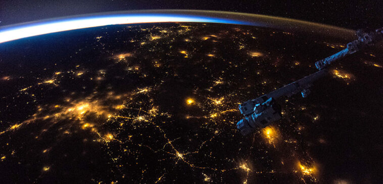 cc Alexander Gerst, modified, https://flickr.com/photos/astro_alex/45343706875/in/photolist-2c5Smiz-GTZRew-avgZqq-TBNvgd-2hmCmmk-KZnnUL-TUrChQ-qGU5D9-p1BsXj-ks7YL-6JBW9o-8rrc4G-bdvzHz-bduzJi-2o7tmoA-bduJfk-nJW615-fN2Mz8-aYgfUB-bdvbgc-i1PsBR-ooCPCr-9rf2wt-9rf2xk-55cFAp-RweWBk-2iVo3JB-asN24C-6KXVrc-GMLEFa-qK4MVE-yTyCDJ-KZSrnw-6qbzJM-4TvJd9-bduqgk-9k9R3R-bdveyZ-aYJBsF-rCdwqj-b4jn5v-bdtWFM-bdua9x-HhZgwv-bduN9k-bdvhjg-bdukjr-b3Kzpg-bdvnED-L3Qxtm