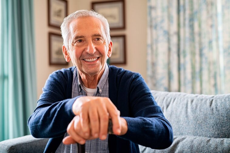 Les cellules souches à la rescousse : un changement pour les patients atteints de la maladie de Parkinson Happy Senior Man With Cane