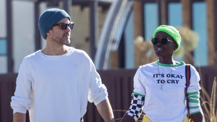 Lupita Nyong'o et Joshua Jackson aperçus se tenant la main