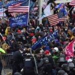 Mike Johnson dit qu'il doit « flouter » certains visages des personnes qui apparaissent dans les images du 6 janvier afin que le DOJ ne puisse pas les accuser de crimes