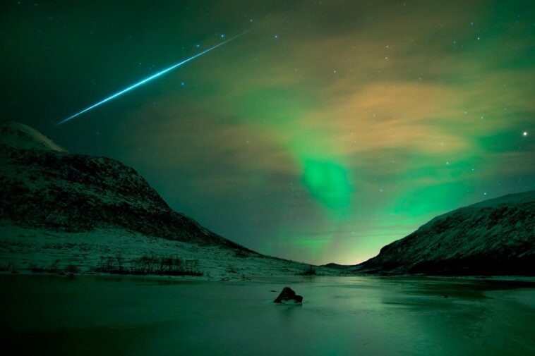 Ne manquez pas : la pluie de météores des Géminides « magnifiquement verte » culmine cette semaine Northern Lights Geminid Fireball Meteor