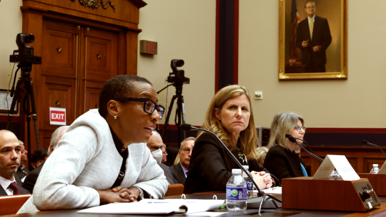 « Nous voulions continuer à le poursuivre » : comment les étudiants journalistes de Harvard et de Penn battent les grands journalistes jusqu'au bout