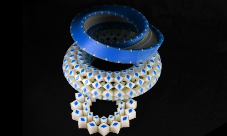 Percer les secrets de la mémoire mécanique dans les métamatériaux 3D-Printed Möbius Strip and Two Odd-Numbered Metarings