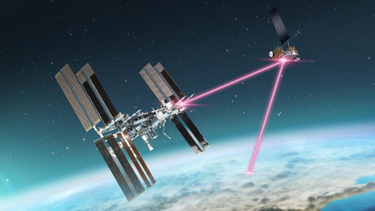 Premier contact : le terminal de communication laser de la station spatiale de la NASA franchit une étape importante NASA ILLUMA-T Payload Communicating With LCRD