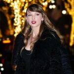 Taylor Swift et Travis Kelce scellent une photo de vacances parfaite avec un baiser Taylor Swift et Travis Kelce scellent une photo de vacances parfaite avec un baiser