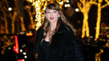 Taylor Swift et Travis Kelce scellent une photo de vacances parfaite avec un baiser