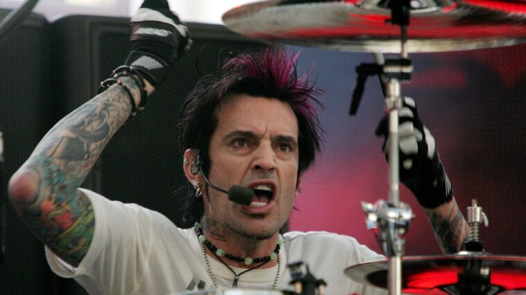 Tommy Lee accusé d'agression sexuelle pendant un vol SoCal Tommy Lee accusé d'agression sexuelle pendant un vol SoCal