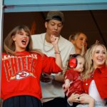 Travis Kelce attribue l'augmentation des ventes de maillots au Royaume-Uni à Taylor Swift et à une profonde confusion