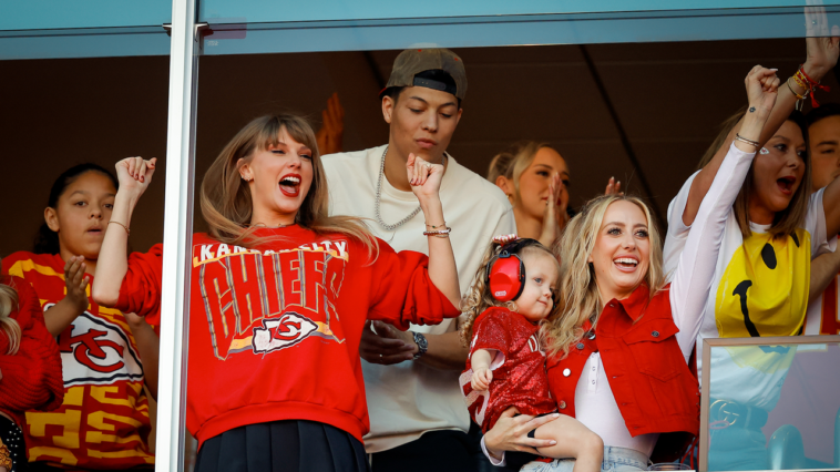 Travis Kelce attribue l'augmentation des ventes de maillots au Royaume-Uni à Taylor Swift et à une profonde confusion