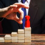 Une nouvelle recherche démystifie le mythe de l’emploi stable des hommes SciTechDaily