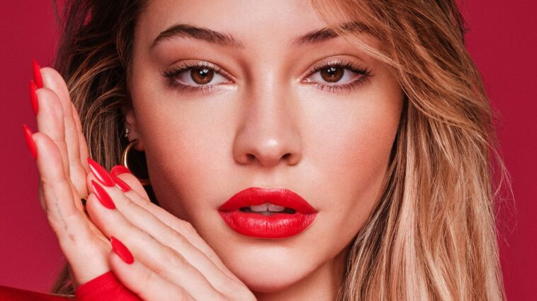 Madelyn Cline à propos de ses essentiels de beauté des Outer Banks et de son tout nouveau rôle chez Revlon Madelyn Cline à propos de ses essentiels de beauté des Outer Banks et de son tout nouveau rôle chez Revlon