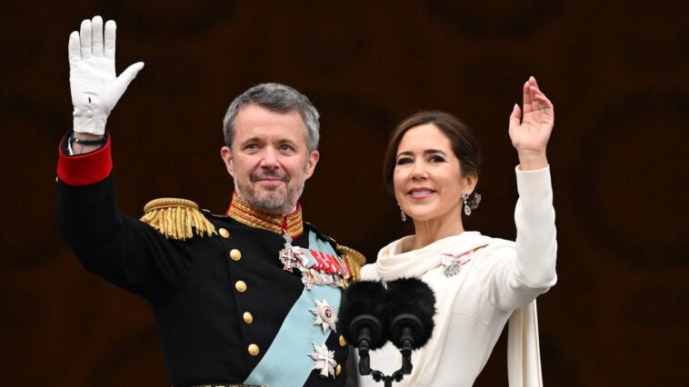Le roi Frederik X prend la couronne du Danemark après son abdication choc