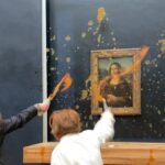 La Joconde éclaboussée de soupe à la citrouille par des manifestants à Paris