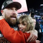 Taylor Swift et Travis Kelce s'embrassent sur le terrain après l'apparition des Chiefs au Super Bowl Taylor Swift et Travis Kelce s'embrassent sur le terrain après l'apparition des Chiefs au Super Bowl