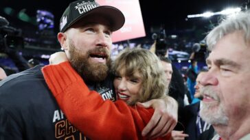 Taylor Swift et Travis Kelce s'embrassent sur le terrain après l'apparition des Chiefs au Super Bowl
