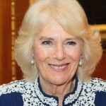La reine Camilla célèbre une toute nouvelle bibliothèque de livres de quatre centimètres