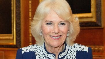 La reine Camilla célèbre une toute nouvelle bibliothèque de livres de quatre centimètres