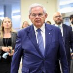 Bob Menendez prévient ses collègues du Congrès qu'ils pourraient également être accusés de stratagème international de corruption