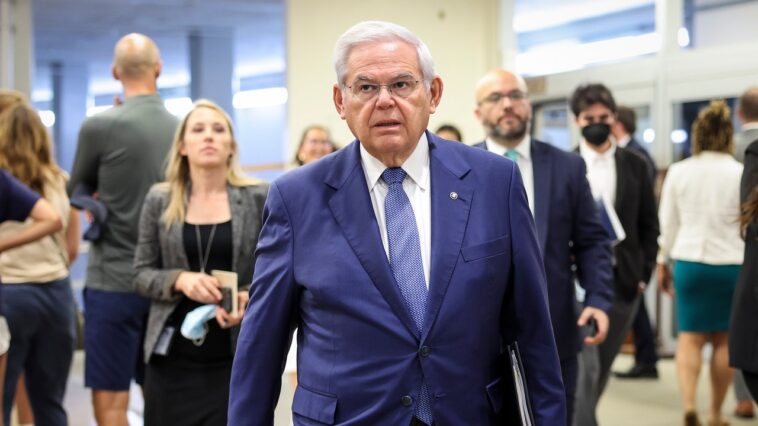 Bob Menendez prévient ses collègues du Congrès qu'ils pourraient également être accusés de stratagème international de corruption Bob Menendez prévient ses collègues du Congrès qu'ils pourraient également être accusés de stratagème international de corruption