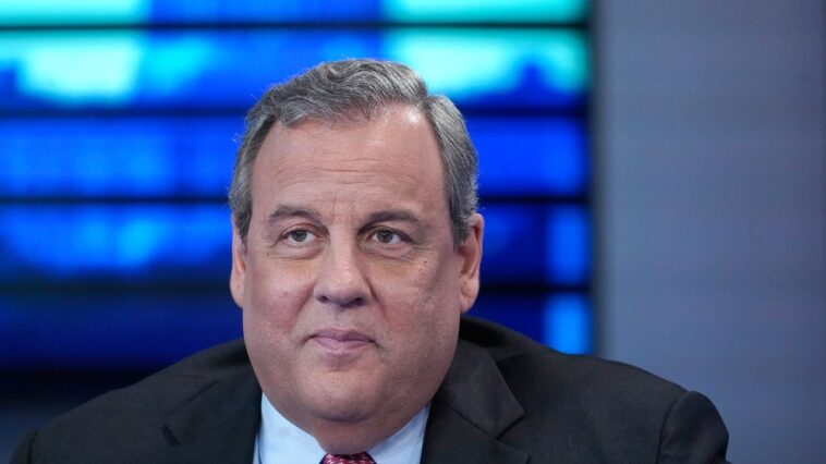 Chris Christie s'excuse d'avoir précédemment soutenu Trump, qui, selon lui, va « brûler l'Amérique » Chris Christie s'excuse d'avoir précédemment soutenu Trump, qui, selon lui, va « brûler l'Amérique »