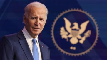Dean Phillips et Marianne Williamson jettent Joe Biden dans une pièce remplie d'enfants de 12 ans