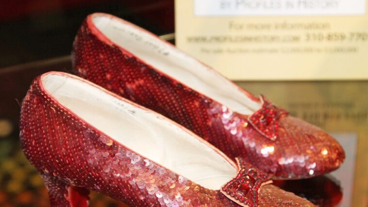 Des pantoufles Ruby du Magicien d'Oz volées par un criminel de carrière cherchant « un dernier score » Des pantoufles Ruby du Magicien d'Oz volées par un criminel de carrière cherchant « un dernier score »